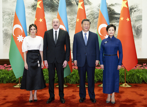 4月23日上午，国家主席习近平在北京人民大会堂同来华进行国事访问的阿塞拜疆总统阿利耶夫举行会谈。这是习近平和夫人彭丽媛同阿利耶夫和夫人阿利耶娃合影。新华社记者 黄敬文 摄